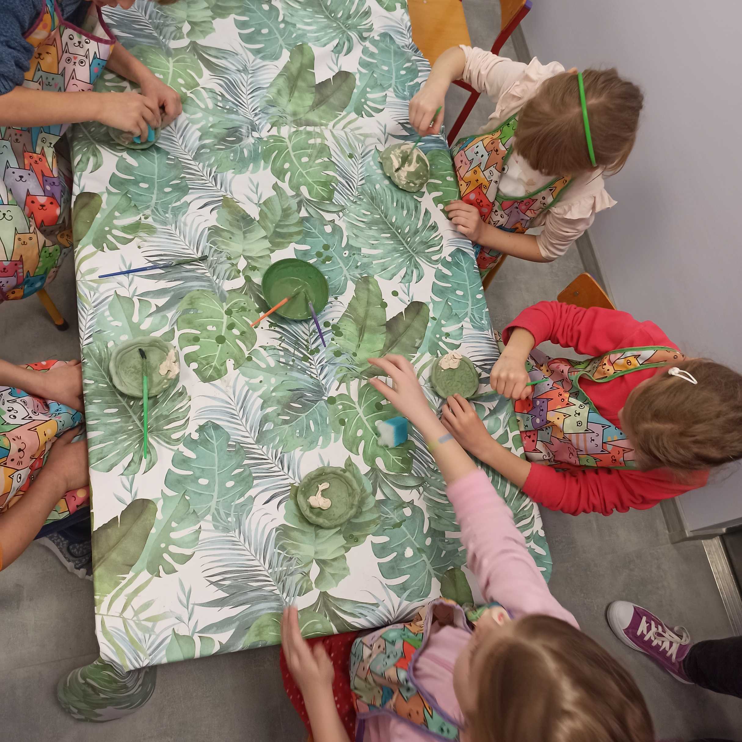 ceramics_green_table