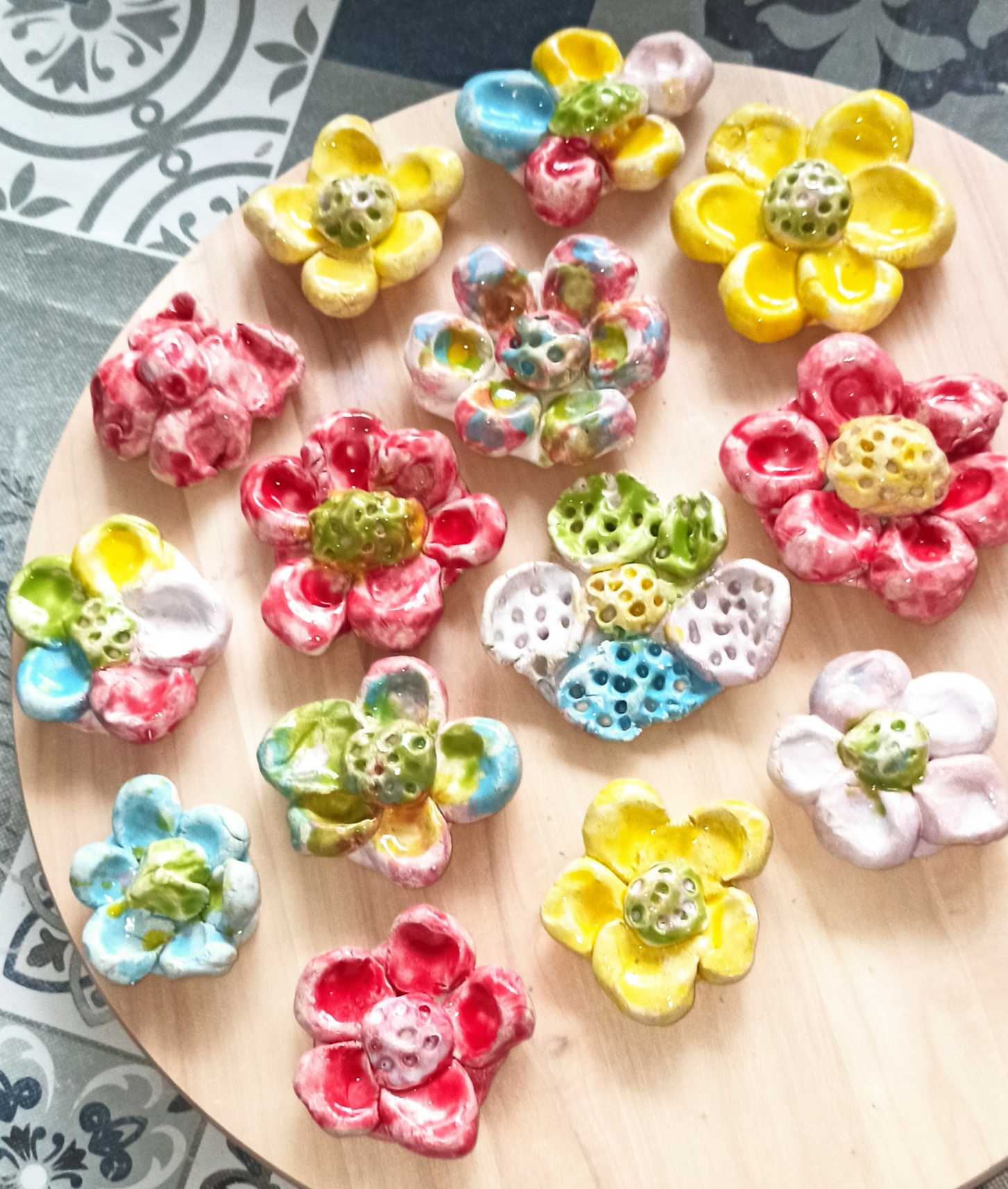 flowers_on_table