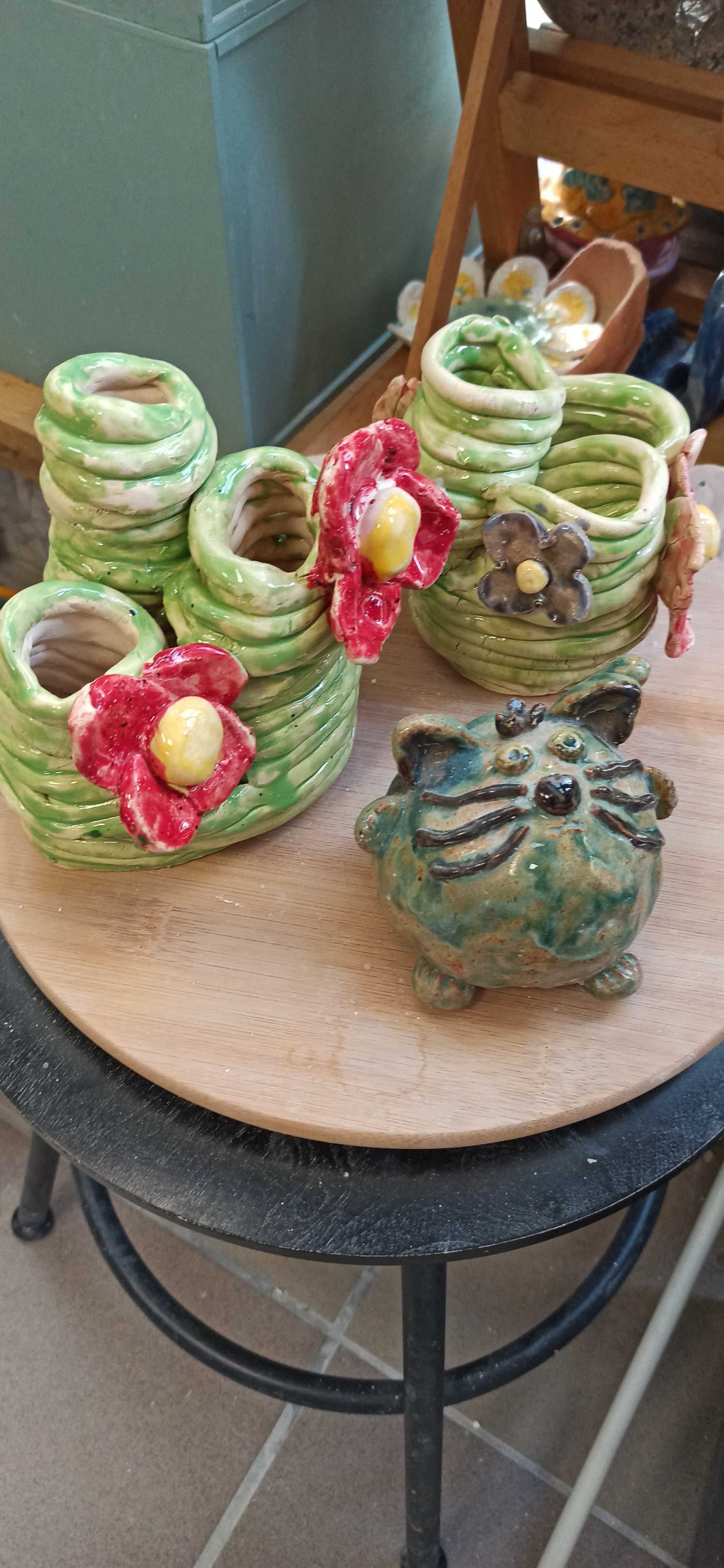 triple_vases_cat